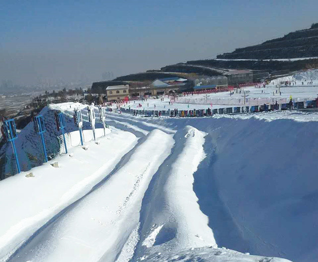 雪圈道畅玩雪圈兰州兴隆山雪场位于榆中县兴隆山脚下,距兰州市区38