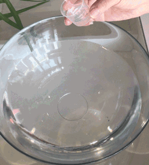 将脏衣服没入洗衣液水中浸泡15分钟▼清洗后的效果是这样的:果汁泥和