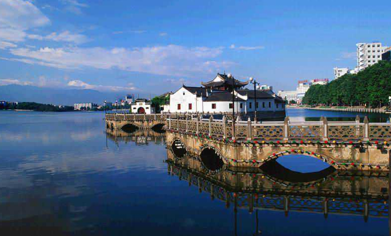 烟水亭,位于九江市长江南岸的甘棠湖中,为九江著名景点之一,相传为
