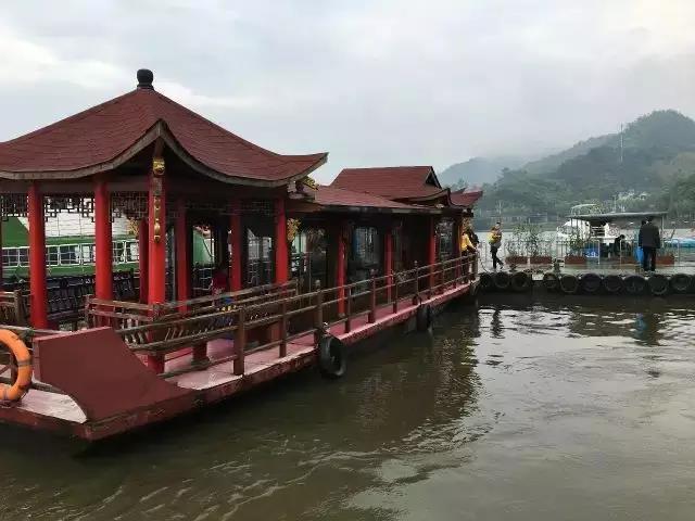 09:50 左右到达临安青山湖琴山码头乘船畅游水上水上平台具体活动行程