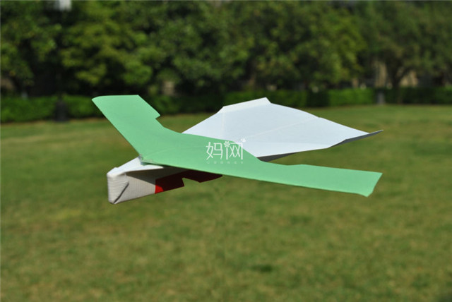 电动发射器,纸飞机弹射放飞 学生们体验用弹射器发射纸飞机,操作简便