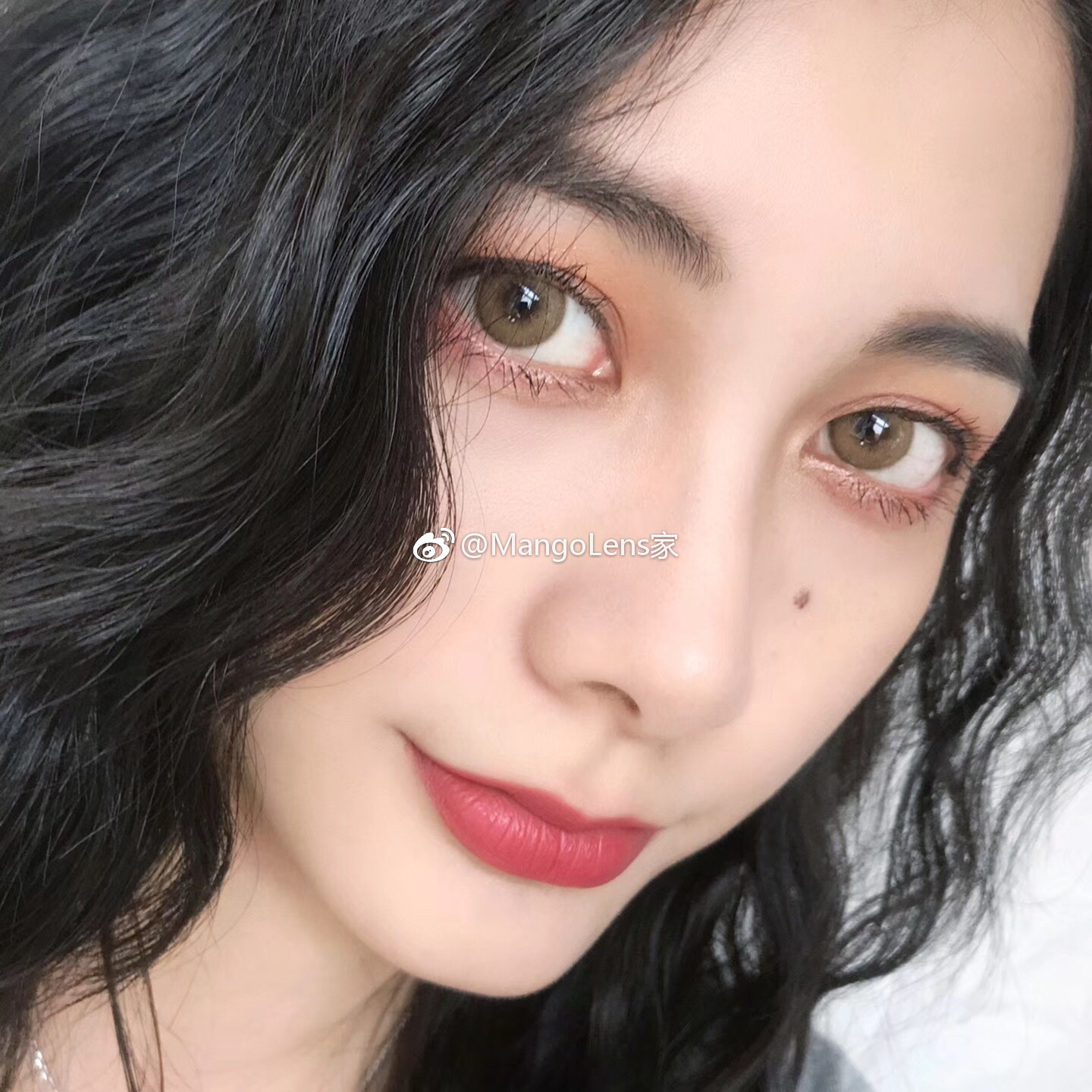 我窒息了 干净利落的浅驼色花纹底片 巧妙的采用褐色边缘融合自身瞳孔