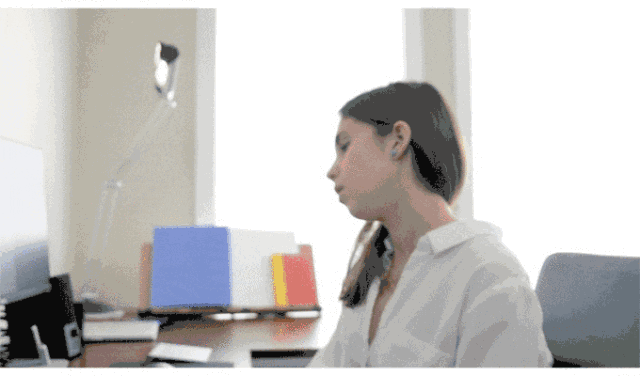 尤其是长时间低头后,就经常会发生颈椎僵硬,头晕,头痛的症状,整个人会