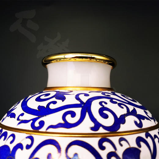 《和谐美满青花梅瓷瓶》景泰蓝