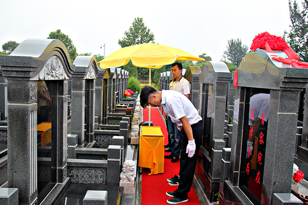 品套餐(七星钱,铺金盖银,鲜花,礼炮服务等),并由安葬师负责摆放及安葬