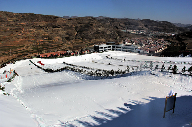 滑雪面积,提升雪面平整度和蓬松度,六盘山滑雪场带给您超爽的滑雪感受