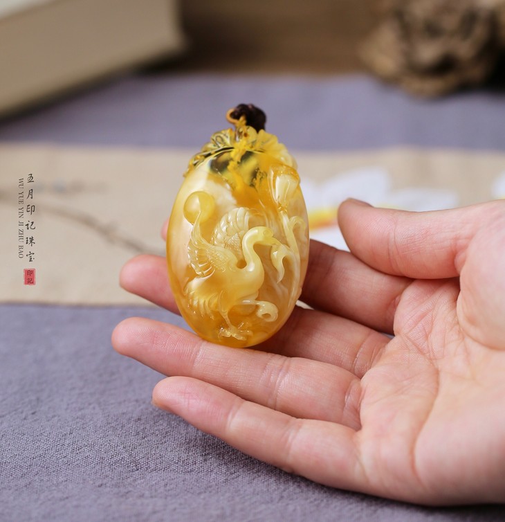 因"鹭"与"路","莲"与"连","荷"与"科"的谐音,这枚蜜蜡所雕刻的寓意就
