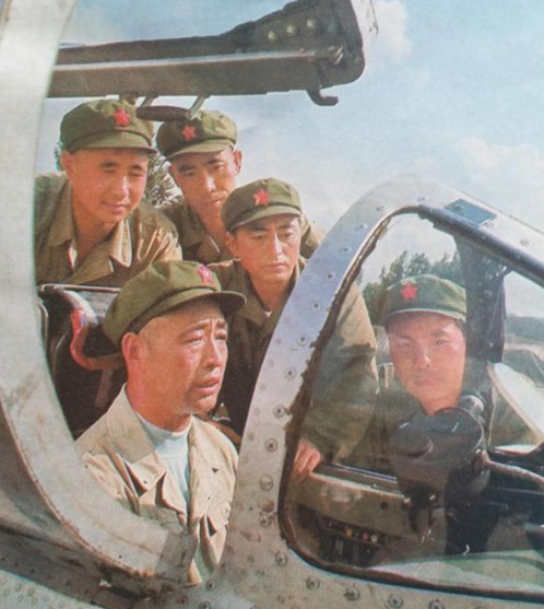 是国民党残余物资早期的空军服装和装备有大部分还是战场缴获困难重重