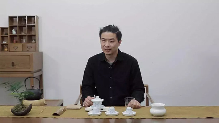 茶香记的茶友们想必对他早已不陌生了,周华清,陈钢老师的同门师弟