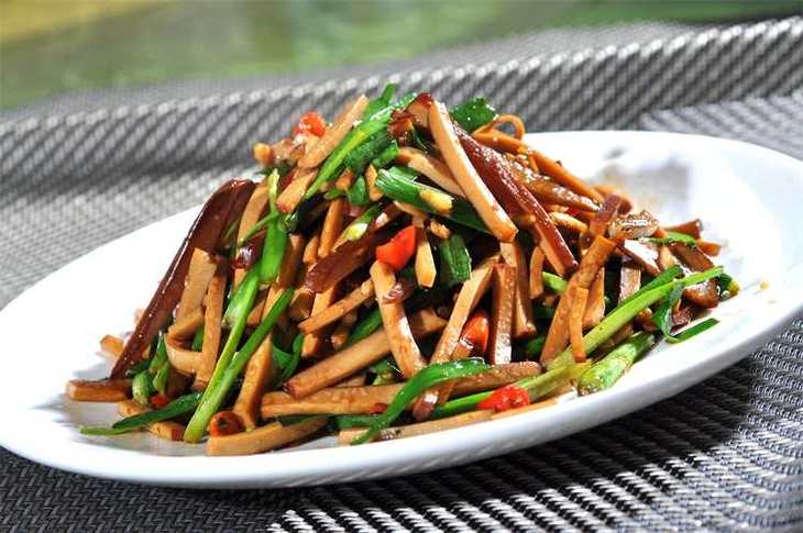 韭菜炒鸡蛋干一道特别美味的小炒很香很下饭鸡蛋干如蛋白一样q弹的