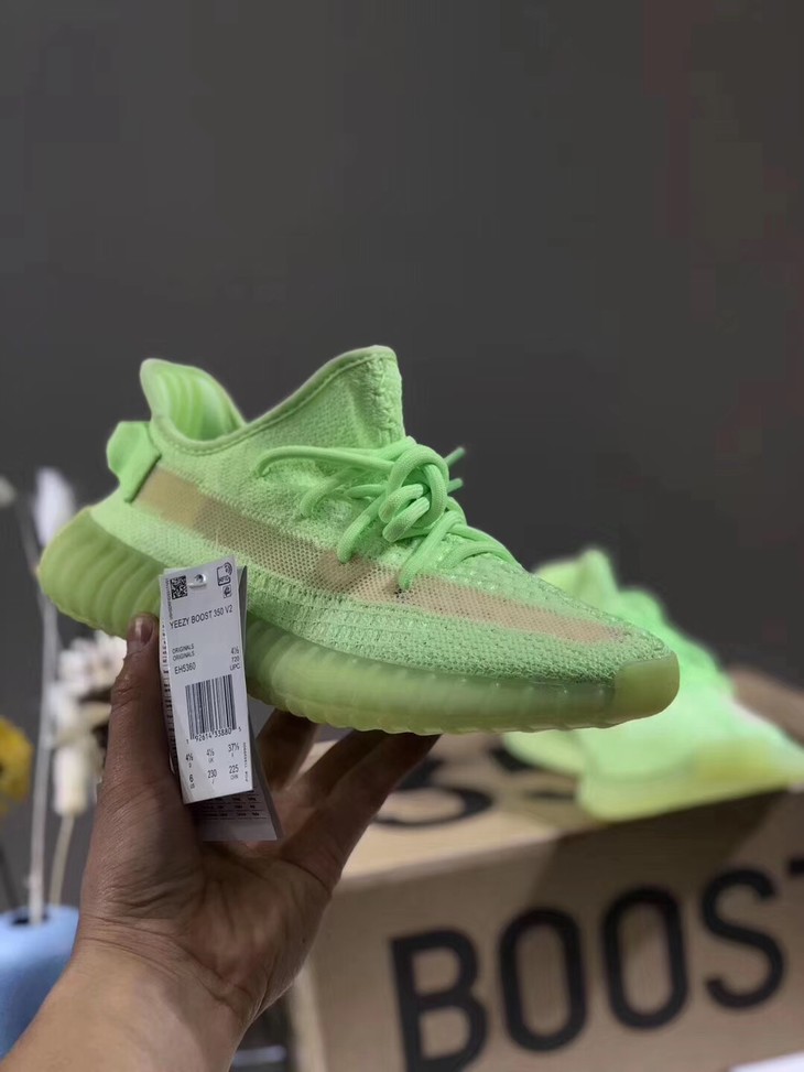 yeezy 350椰子满天星荧光绿,夜光天使火爆全网,一度被炒到了天价,真正