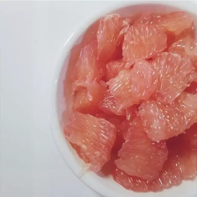 红心蜜柚之所以果肉呈红色,是因富含较高的维生素a,β- 胡萝卜素和