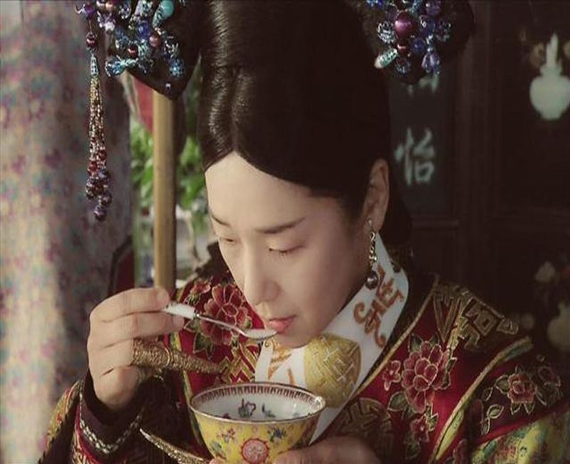 慈禧喝银耳汤.jpg.png