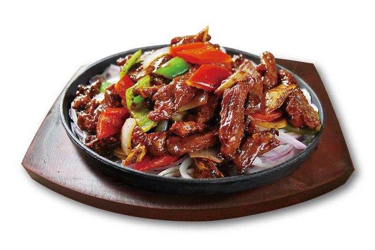 铁板黑椒牛肉 铁板黑椒牛肉是一道美食,主要食材是嫩肩牛肉,配料是