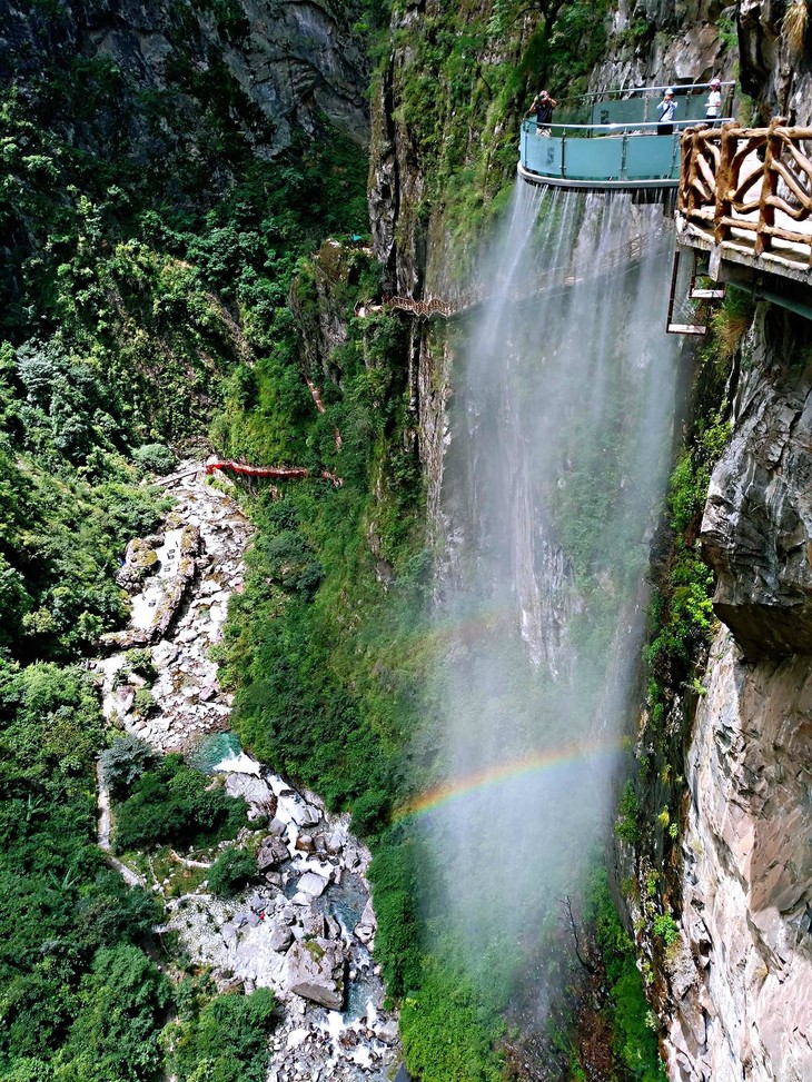 大理石门关景区,位于苍山西坡,漾濞县境内,远离市区,这里全年平均温度