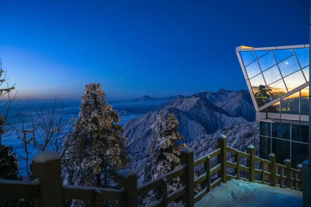 128元抢西岭雪山阳光假日酒店超值套餐来这里观云海看日出邂逅小松鼠