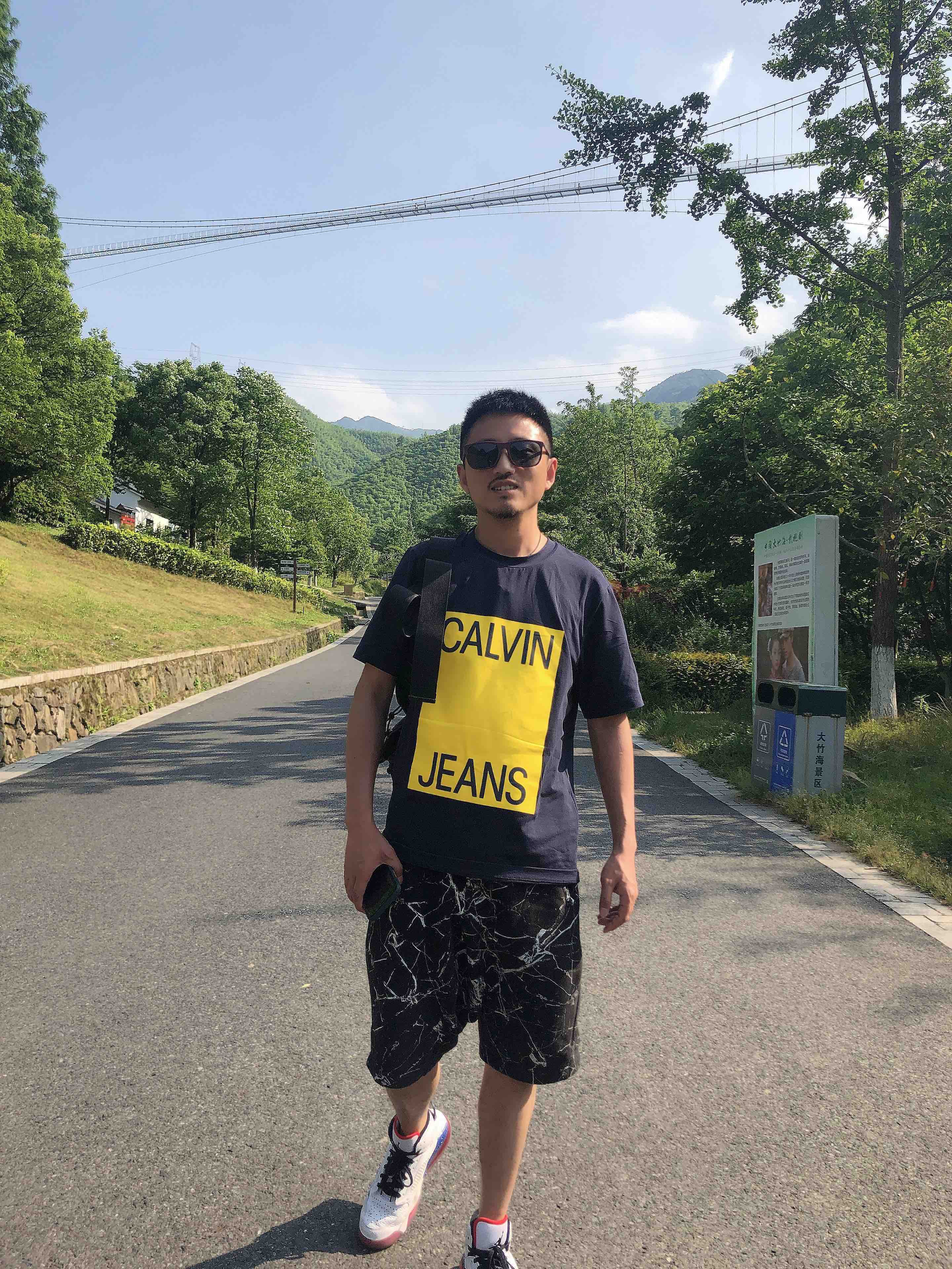 175 155斤身材壮实,穿s码,是修身效果.