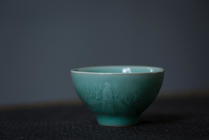 茶香记弟窑梅子青品茗杯刻绘山水行吟杯天青色釉典雅盎然茶杯