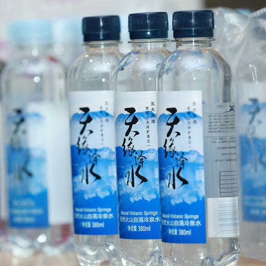 天缘泽水天然火山自涌冷泉水矿泉饮用水弱碱性无气380ml*24瓶整箱包邮