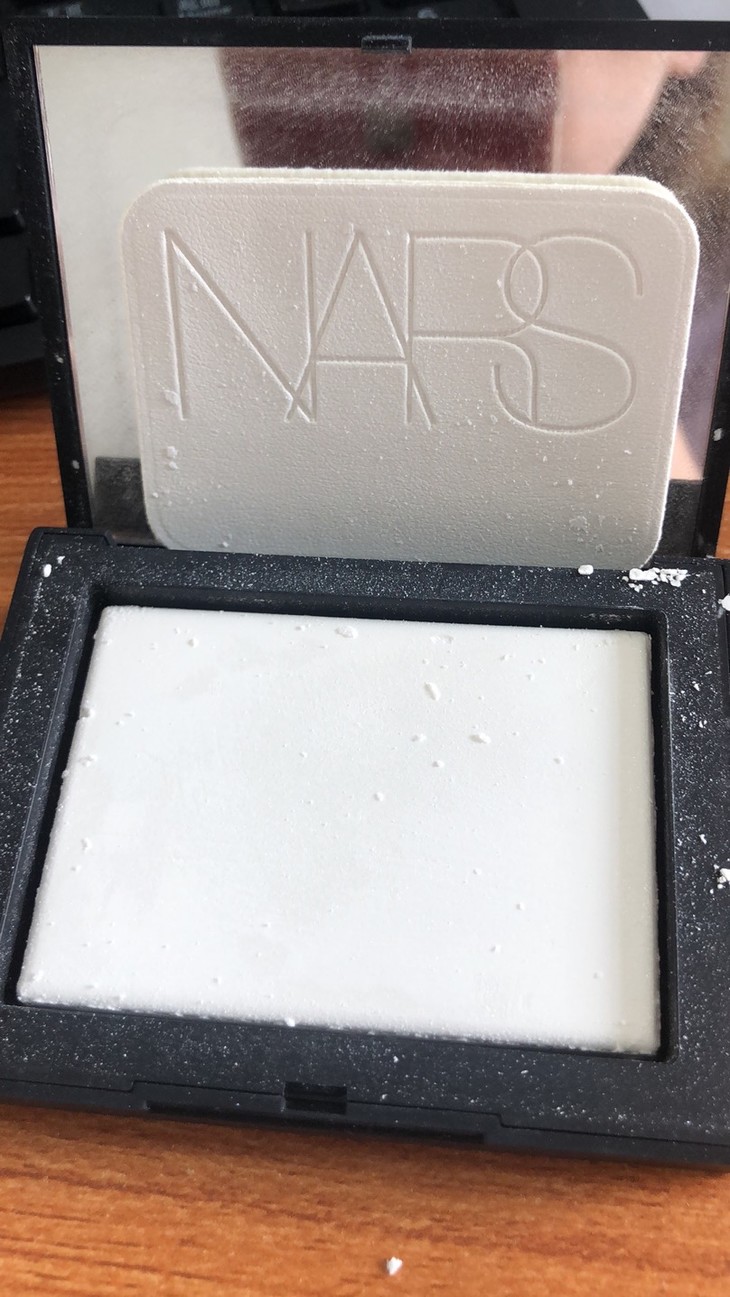 19年新版大白饼 nars/纳斯裸光蜜粉饼散粉10g含粉扑 残品