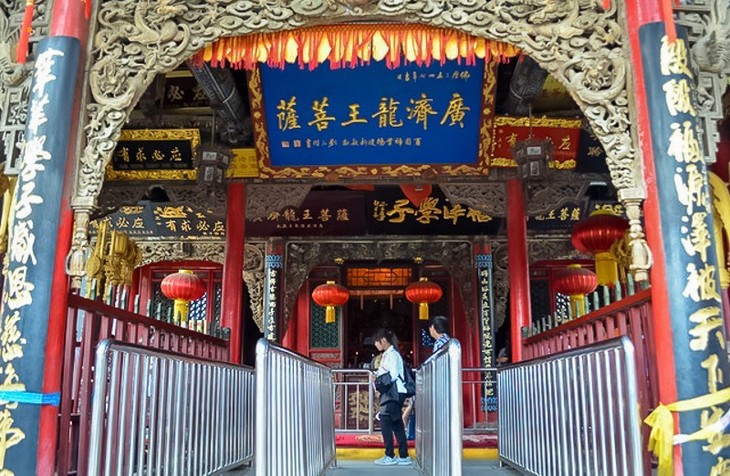 是一座不大的龙王庙,又称万佛阁,是五台山香火最旺,名声最大的寺庙