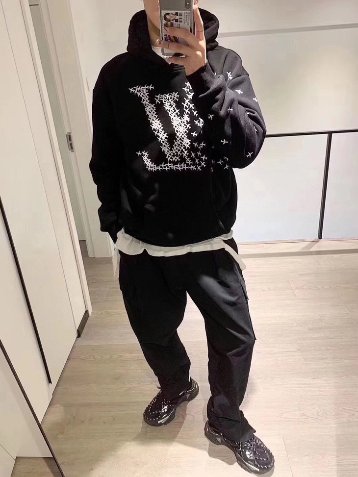 点此购买lv黑白两色飞机满印连帽卫衣ks157748