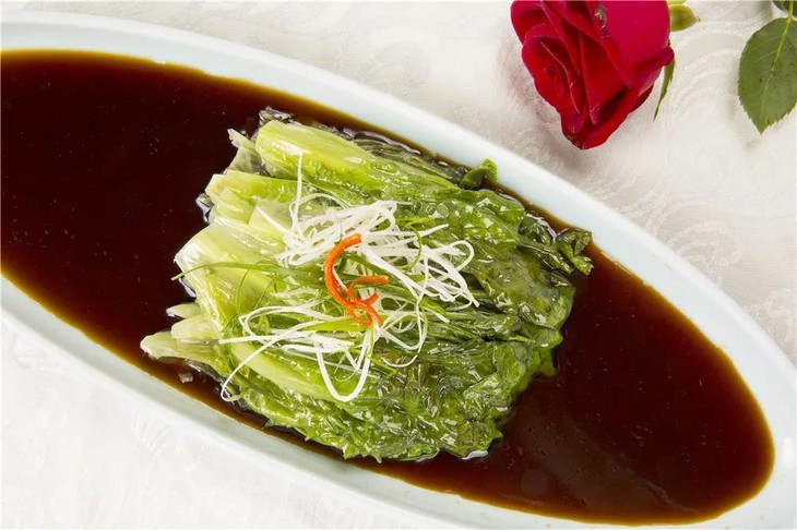 淋过油的生菜,依然保持着清脆的口感,被油淋过料汁儿散发出香气,隔着