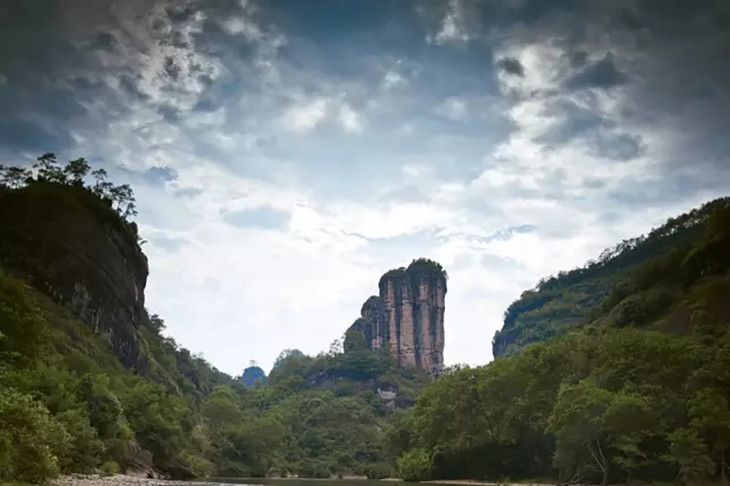 莲花峰是武夷山典型的沉积丹岩,因武夷山隆起时