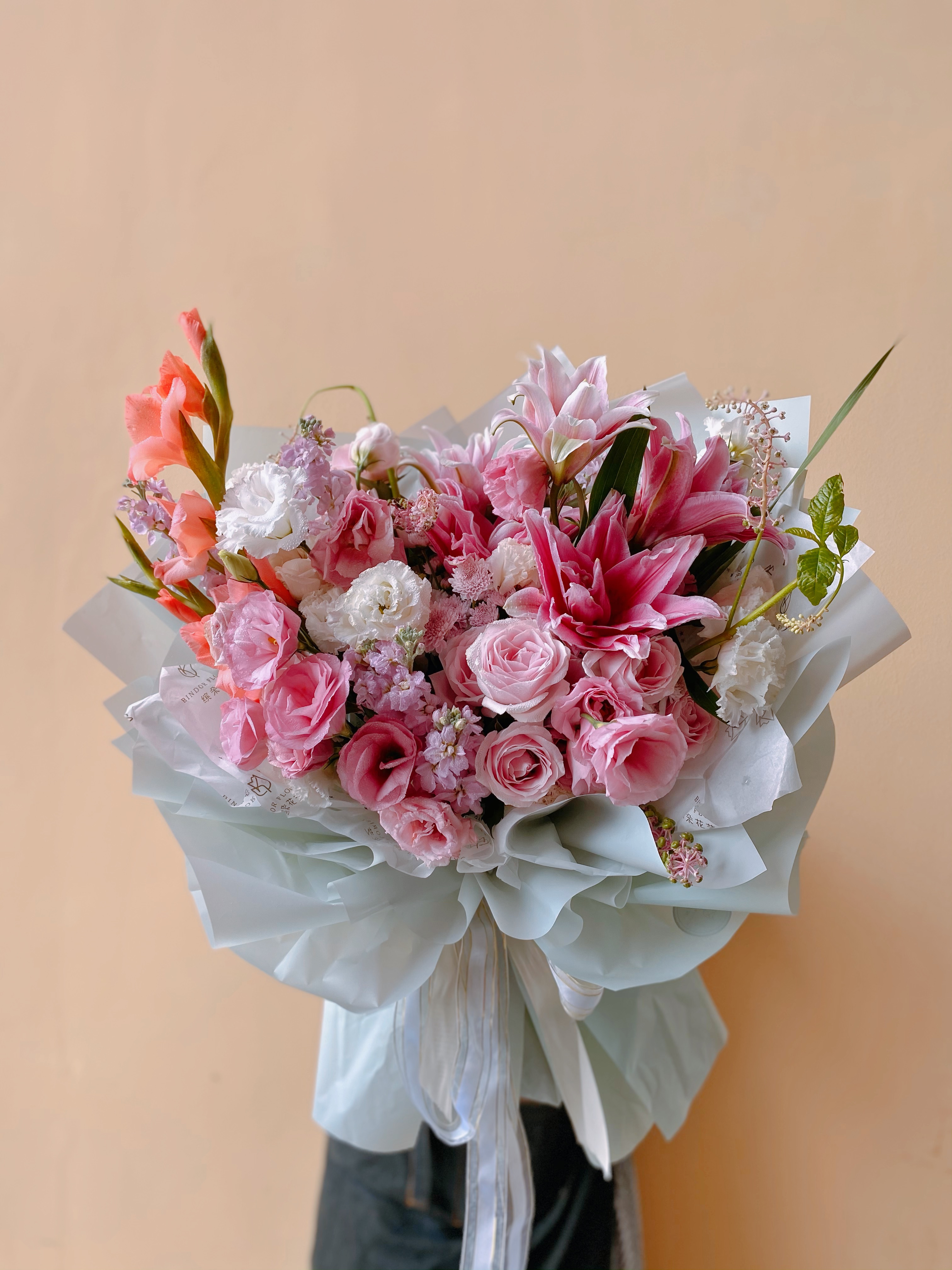 粉玫瑰重瓣百合混搭花束我会以最好的状态爱满眼是我的人