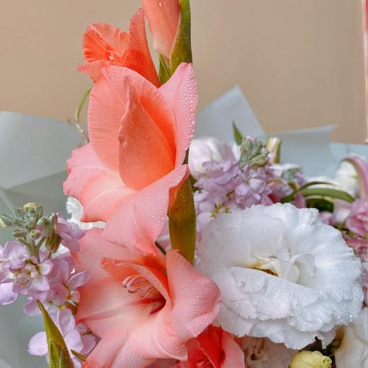粉玫瑰重瓣百合混搭花束我会以最好的状态爱满眼是我的人