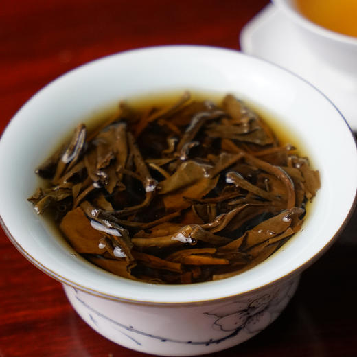 白龙须贡茶(2010年)景谷秧塔山白龙须茶产量极低,成茶肥硕重实,独有