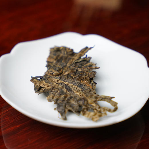 白龙须贡茶(2010年)景谷秧塔山白龙须茶产量极低,成茶肥硕重实,独有