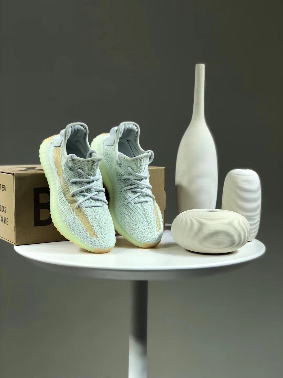 yeezy 350椰子满天星荧光绿,夜光天使火爆全网,一度被炒到了天价,真正