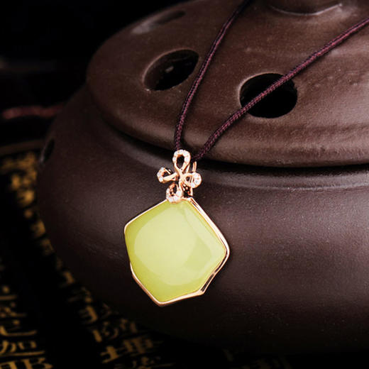 18k金镶和田玉吊坠情系一生