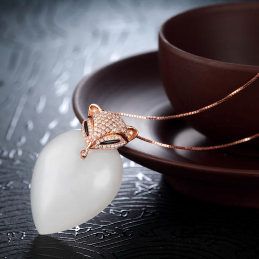 18k金镶和田白玉吊坠魅惑 - 玉玲珑珠宝商城