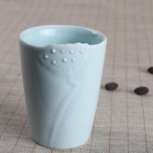 【为思礼  小清新】莲藕杯 手工青釉雕刻 高档创意个性陶瓷杯 商品图0