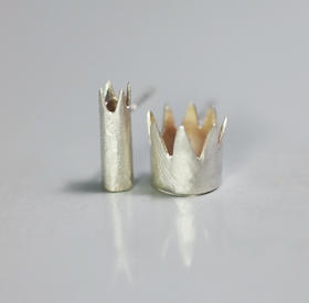 Kiss the Frog－不对称皇冠 耳钉［希腊设计师］