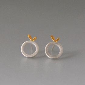 Kiss the Frog－圆圈爱心小 耳钉［希腊设计师］