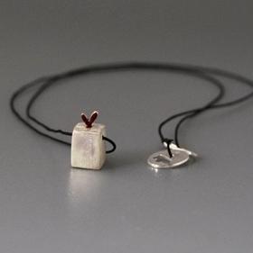 Kiss the Frog－满载爱的小箱子 项链［希腊设计师］