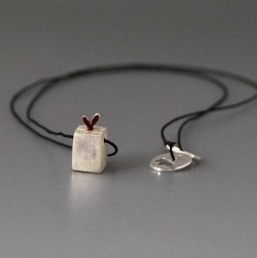 Kiss the Frog－满载爱的小箱子 项链［希腊设计师］ 商品图0