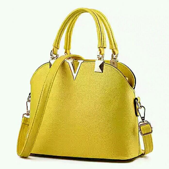 后来又引入包包服装丝巾香水珐琅饰品家居用品等,使品牌更加全面和