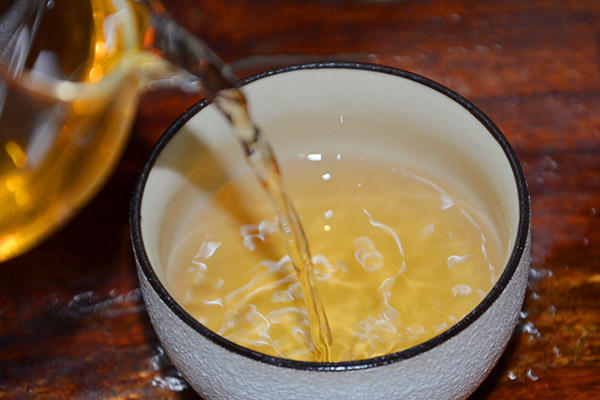 08年纯料昔归古树茶生饼,汤色黄浓金亮,口感饱满香柔