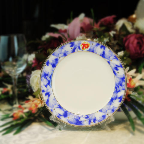 [限量]景德镇陶瓷 国瓷红叶 反法西斯抗战胜利70周年纪念瓷56头珙桐白鸽 商品图0