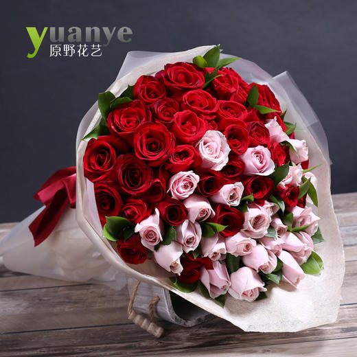 66朵红粉玫瑰混搭花束 商品图0