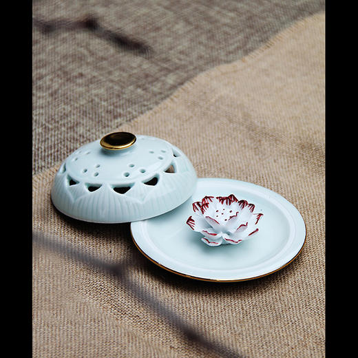 景德镇 陶瓷 国瓷红叶 高档描金影青釉雕刻香炉 商品图3