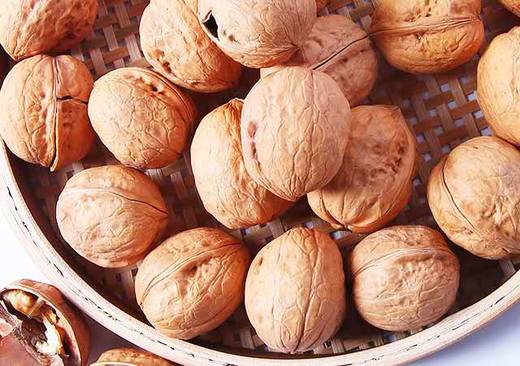 新疆阿克苏纸皮核桃3斤装  薄壳散装  手指轻轻一捏就开 商品图1