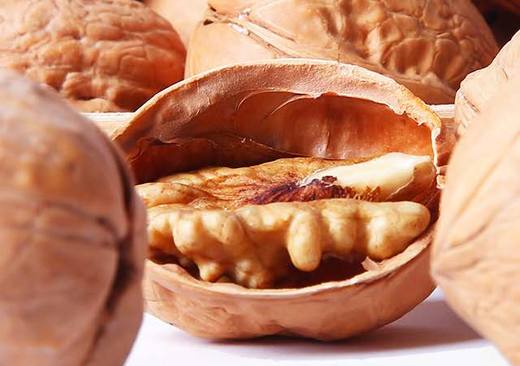 新疆阿克苏纸皮核桃3斤装  薄壳散装  手指轻轻一捏就开 商品图3