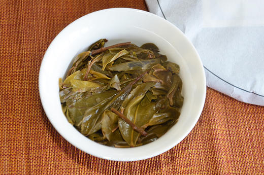 2012年春早普洱茶，选用当年云南版纳茶区大树春茶为原料，遵循传统大叶种晒青  茶工艺制作而成。饼型饱满、条索清晰完整，茶汤成金黄色通透明亮。汤水细腻，香甜韵足，回甘持久  。优选的原料加上传统工艺， 商品图5