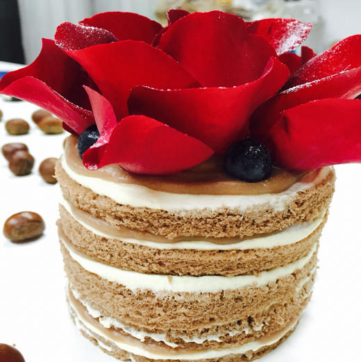 巧克力板栗裸蛋糕-火红的玫瑰花代表火热的爱,我家男同事送女朋友必备