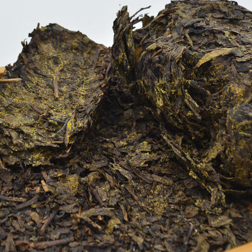 年货节｜安化黑茶·手筑茯砖王，2024年安化云台山大叶种原料手工筑制而成，金花茂盛，菌香馥郁，汤色橙红透亮，滋味醇厚饱满甜润，长期饮用有助调节三高及免疫力，规格1000g*1盒 商品图3